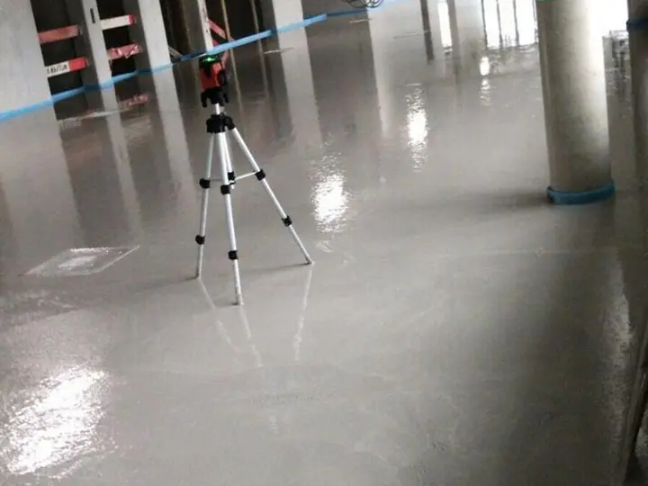Glänzender Fließestrich, Laser auf dem Stativ