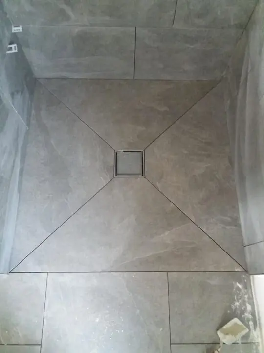 Fertige bodengleiche Dusche mit Gefälle zum Ablauf