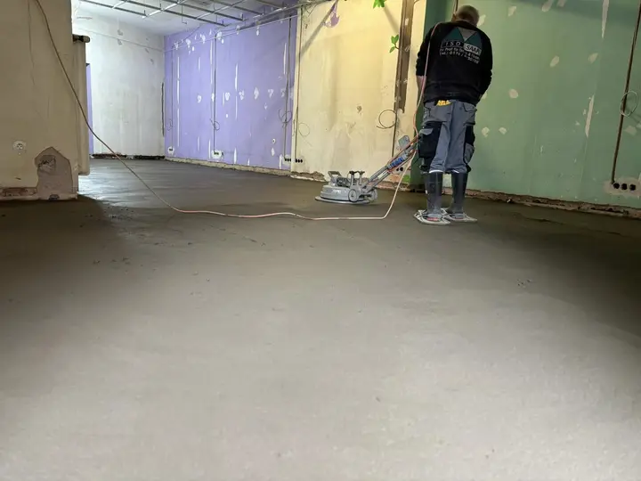 Mitarbeiter von ISO SAAR beim maschinellen Glätten