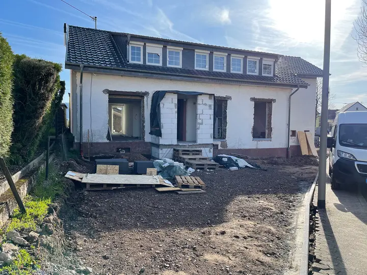 Altes Einfamilienhaus mit Gauben vor der Sanierung