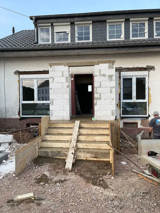 Frontseite mit neu gemauertem Eingang und geschalter Treppe