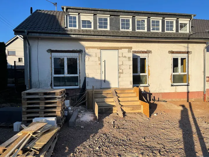 Hausfront mit Holzschalung für die neue Treppe