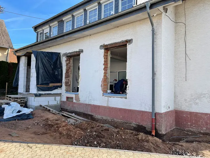 Seitenwand mit frisch ausgebrochenen Fensteröffnungen