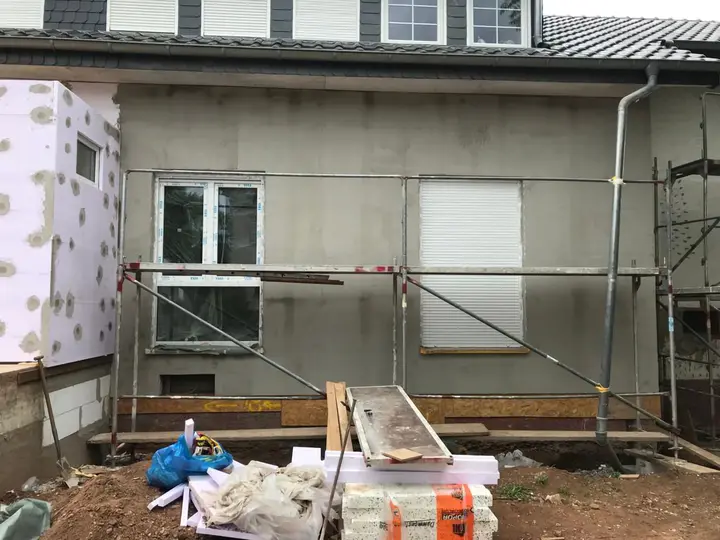 Hauswand mit Dämmplatten und Gerüst