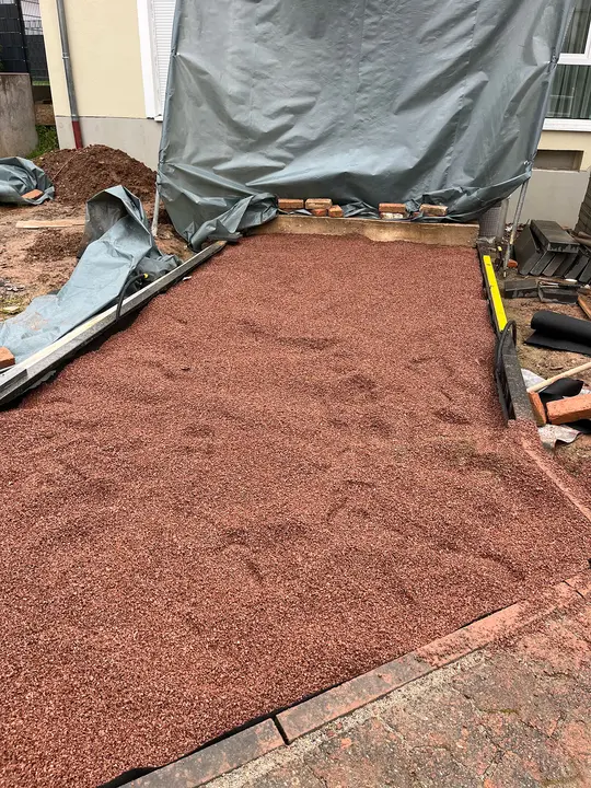 Roter Splitt als Unterbau für den Gartenweg