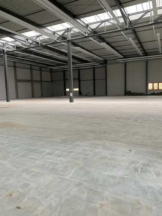 Große leere Halle mit fertigem Estrich