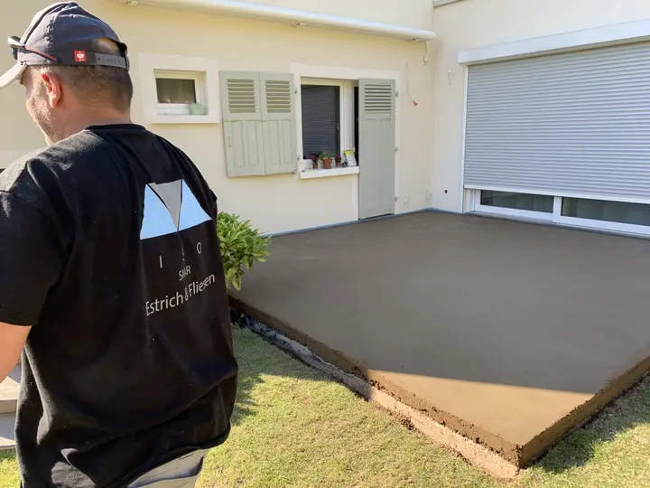 Neue Terrassenfläche mit Estrich