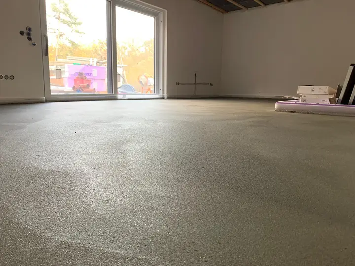 Derselbe Wohnbereich mit fertigem Estrich